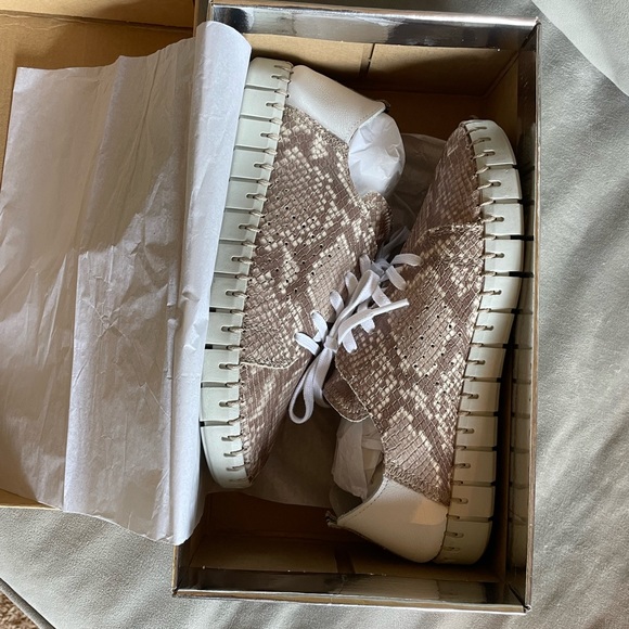 André Assous Iris Leather Sand Snake Sneaker - Size 7 (37EU) - Like New - Picture 3 of 13